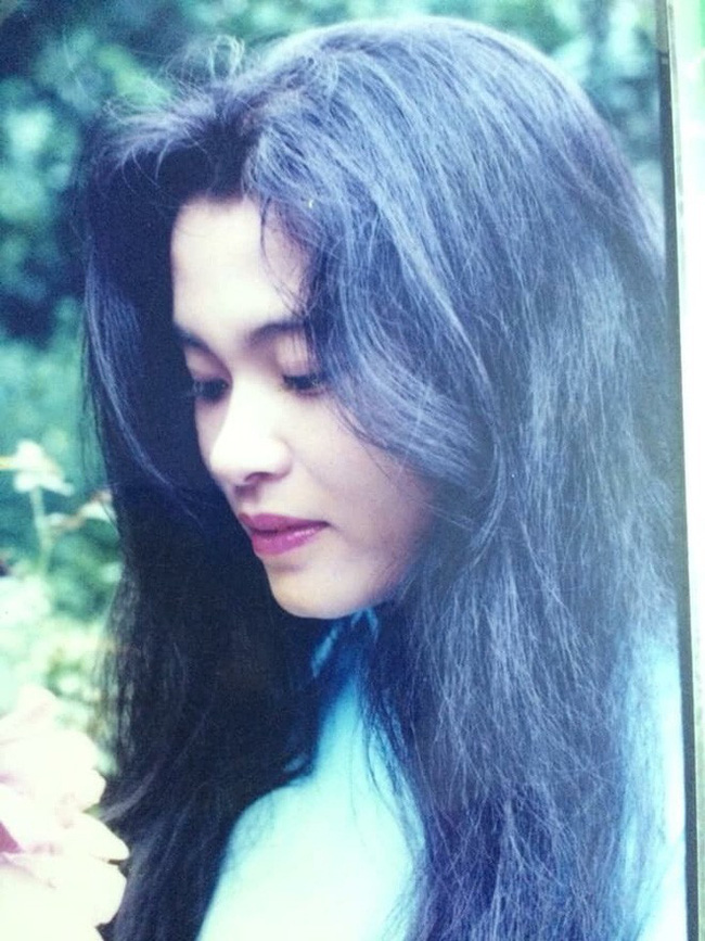 Bức ảnh thời trẻ của mẹ cô gái khiến dân mạng trầm trồ: Các hot girl bây giờ cũng phải chào thua