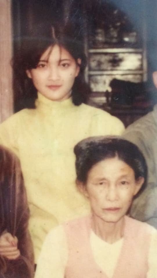 Bức ảnh thời trẻ của mẹ cô gái khiến dân mạng trầm trồ: Các hot girl bây giờ cũng phải chào thua