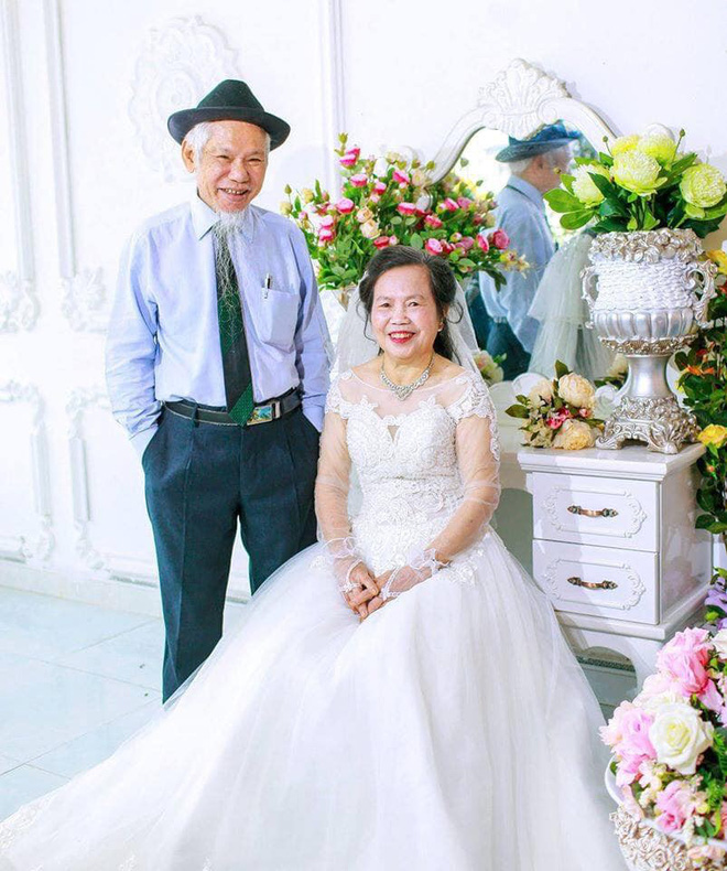 Cụ ông, cụ bà chụp ảnh kỷ niệm đám cưới vàng và câu chuyện tình yêu hơn 50 năm khiến biết bao bạn trẻ ghen tị