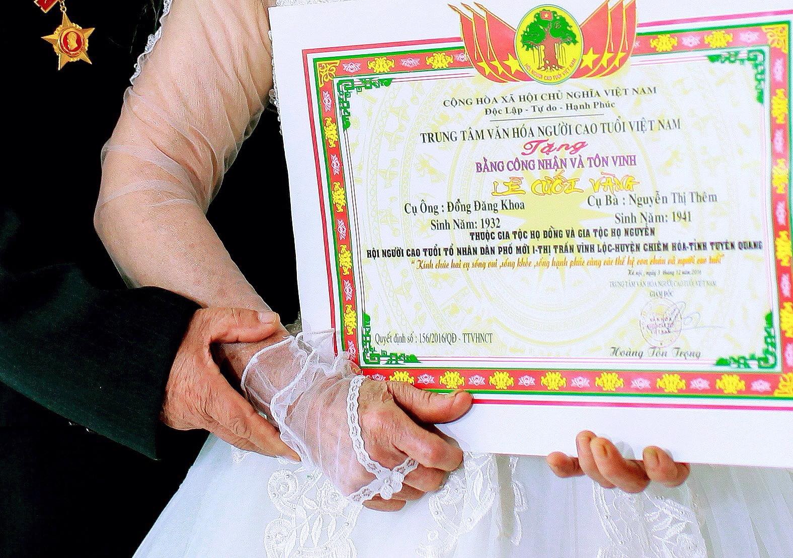 Cụ ông, cụ bà chụp ảnh kỷ niệm đám cưới vàng và câu chuyện tình yêu hơn 50 năm khiến biết bao bạn trẻ ghen tị