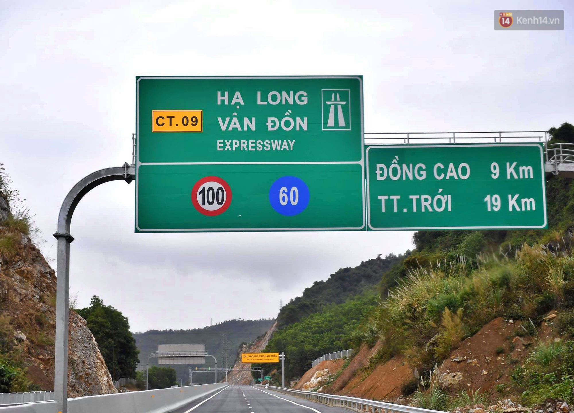 180 công nhân viên đứng vẫy chào đoàn khách dự lễ thông tuyến cao tốc Hạ Long - Vân Đồn trị giá gần 12.000 tỷ đồng