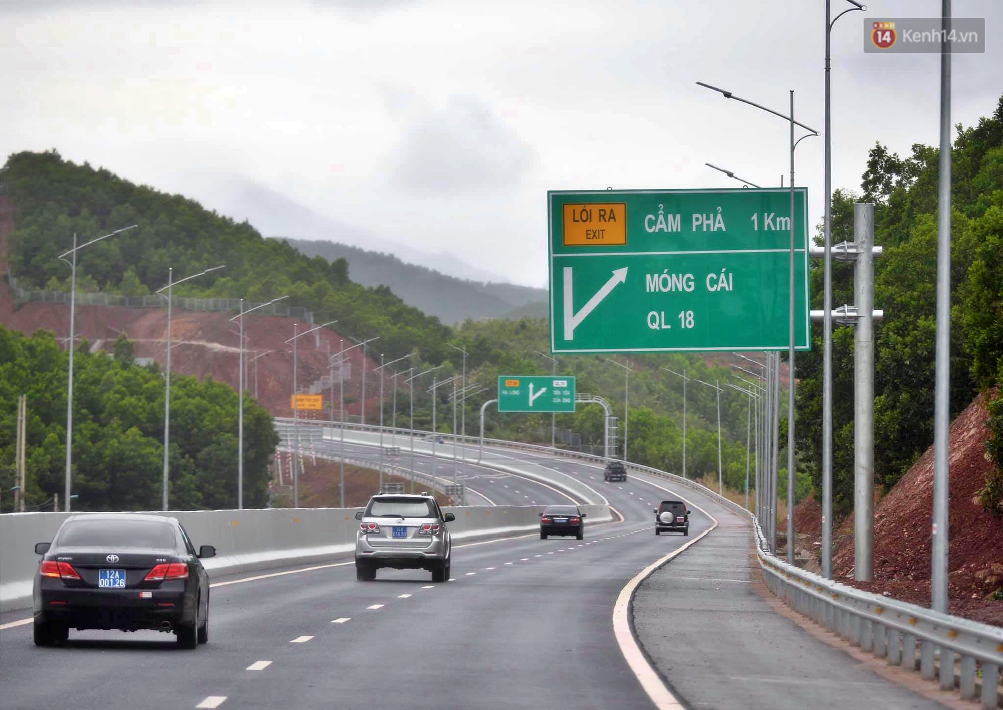 180 công nhân viên đứng vẫy chào đoàn khách dự lễ thông tuyến cao tốc Hạ Long - Vân Đồn trị giá gần 12.000 tỷ đồng