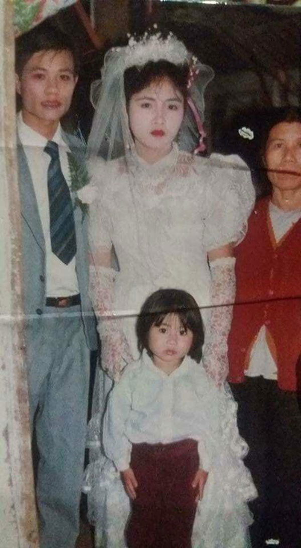 Bức ảnh thời trẻ của mẹ cô gái khiến dân mạng trầm trồ: Các hot girl bây giờ cũng phải chào thua