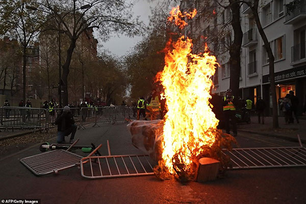 Phe áo gile vàng Pháp biểu tình, tháp Eiffel chìm trong khói đen Phe áo gile vàng Pháp biểu tình, tháp Eiffel chìm trong khói đen