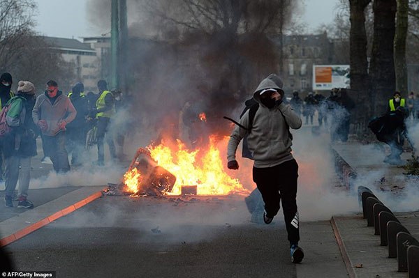 Phe áo gile vàng Pháp biểu tình, tháp Eiffel chìm trong khói đen Phe áo gile vàng Pháp biểu tình, tháp Eiffel chìm trong khói đen