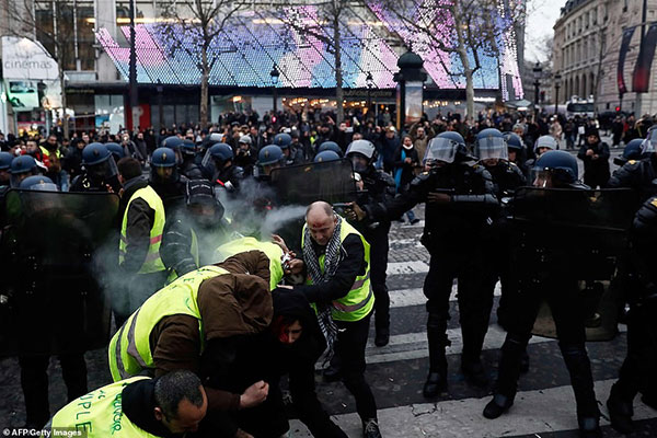Phe áo gile vàng Pháp biểu tình, tháp Eiffel chìm trong khói đen Phe áo gile vàng Pháp biểu tình, tháp Eiffel chìm trong khói đen