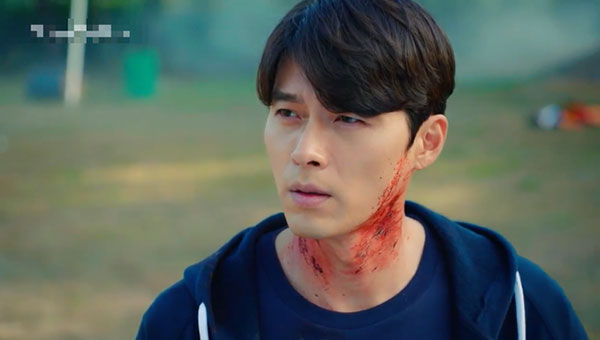 Ký ức Alhambra: Em trai Park Shin Hye trở thành tội phạm giết người giống y như Hyun Bin