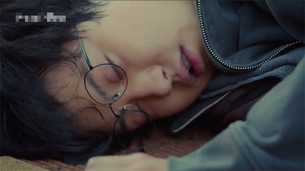 Ký ức Alhambra: Em trai Park Shin Hye trở thành tội phạm giết người giống y như Hyun Bin