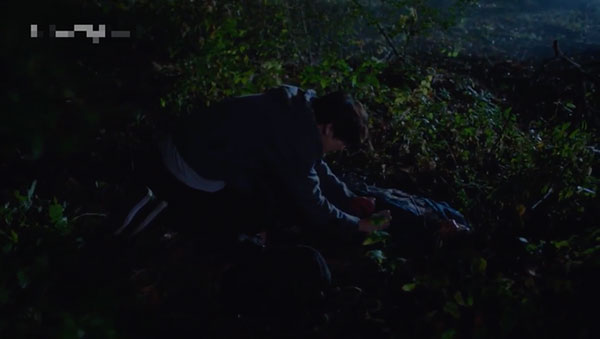 Ký ức Alhambra: Em trai Park Shin Hye trở thành tội phạm giết người giống y như Hyun Bin