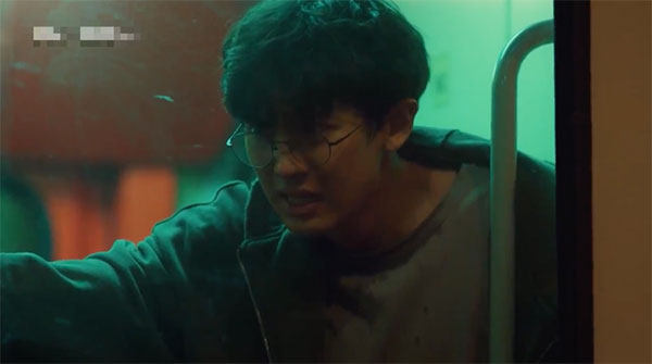 Ký ức Alhambra: Em trai Park Shin Hye trở thành tội phạm giết người giống y như Hyun Bin