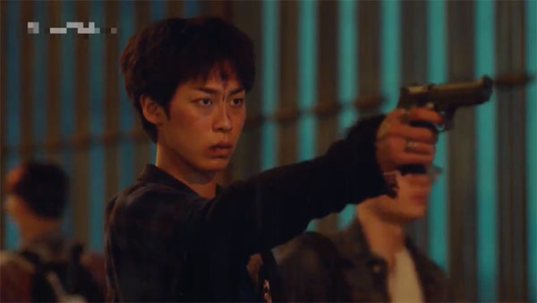 Ký ức Alhambra: Em trai Park Shin Hye trở thành tội phạm giết người giống y như Hyun Bin