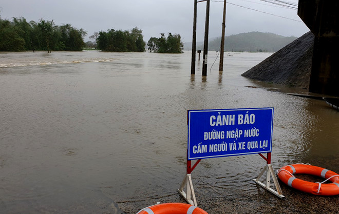 Mưa lũ hoành hành Nam Trung Bộ, 4 người chết