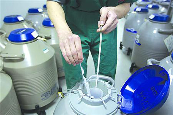 Em bé băng Trung Quốc chào đời từ phôi thai đông lạnh 18 năm