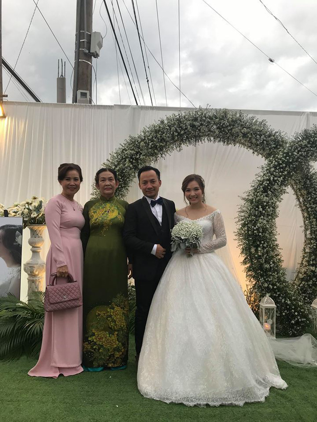 Vợ chồng rapper Tiến Đạt rạng ngời trong hôn lễ riêng tư, nhưng chi tiết này mới khiến người hâm mộ bàn tán