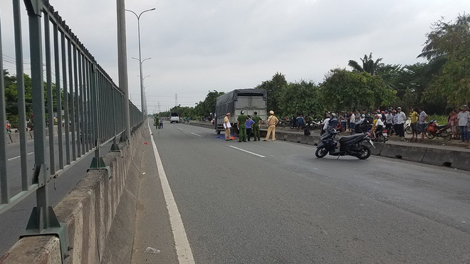 Tông thẳng vào đuôi xe tải đang dừng đỗ giữa đường, 2 thanh niên trẻ tuổi thương vong