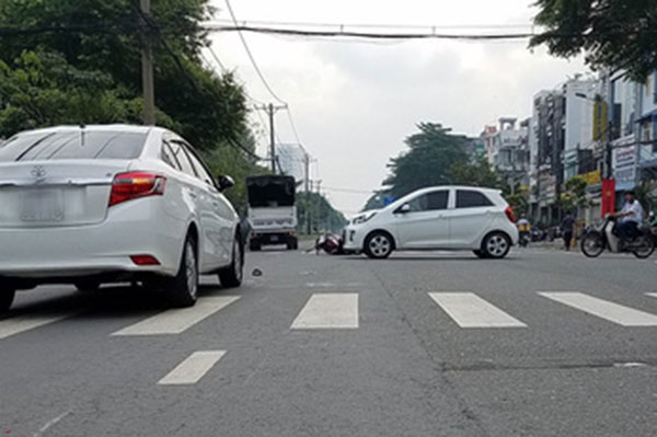 TP. HCM: Xe máy va chạm với xe đi rước dâu, 2 người nguy kịch