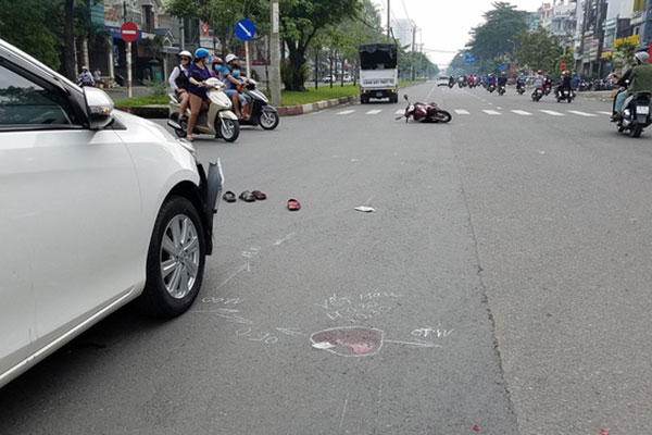 TP. HCM: Xe máy va chạm với xe đi rước dâu, 2 người nguy kịch