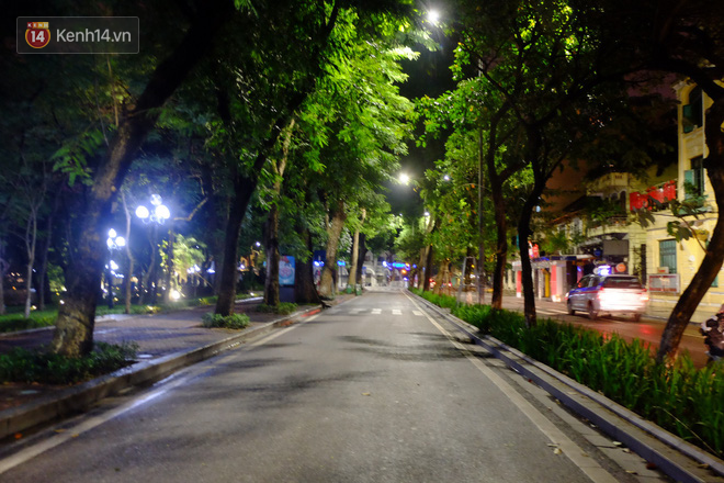 Xót xa cảnh người vô gia cư trùm chăn ngủ vỉa hè trong cái lạnh thấu xương giữa đêm đông Hà Nội