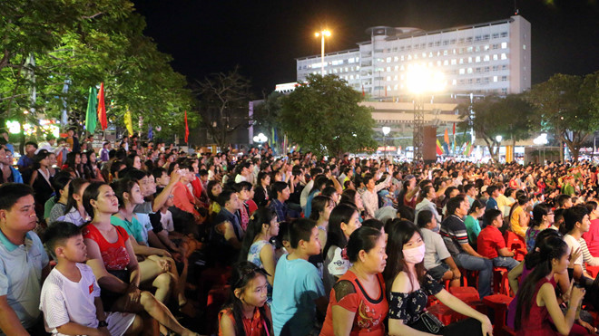 Bầu trời Sài Gòn rực sáng pháo hoa chào năm 2019