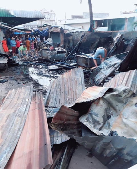 Cháy chợ, nhiều hàng hóa chuẩn bị bán tết bị thiêu rụi