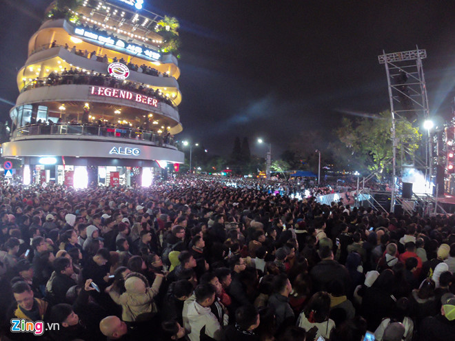 Bầu trời Sài Gòn rực sáng pháo hoa chào năm 2019