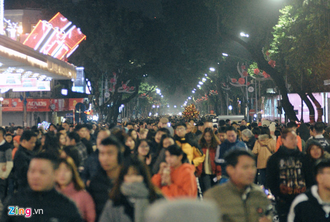 Bầu trời Sài Gòn rực sáng pháo hoa chào năm 2019