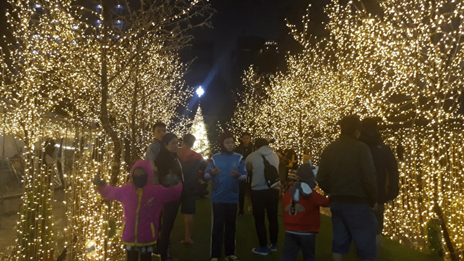 Bầu trời Sài Gòn rực sáng pháo hoa chào năm 2019