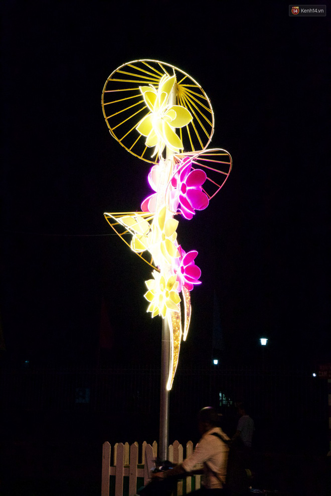 Chùm ảnh: Đường phố trung tâm Sài Gòn được trang trí ánh sáng lung linh để chào đón năm mới 2019