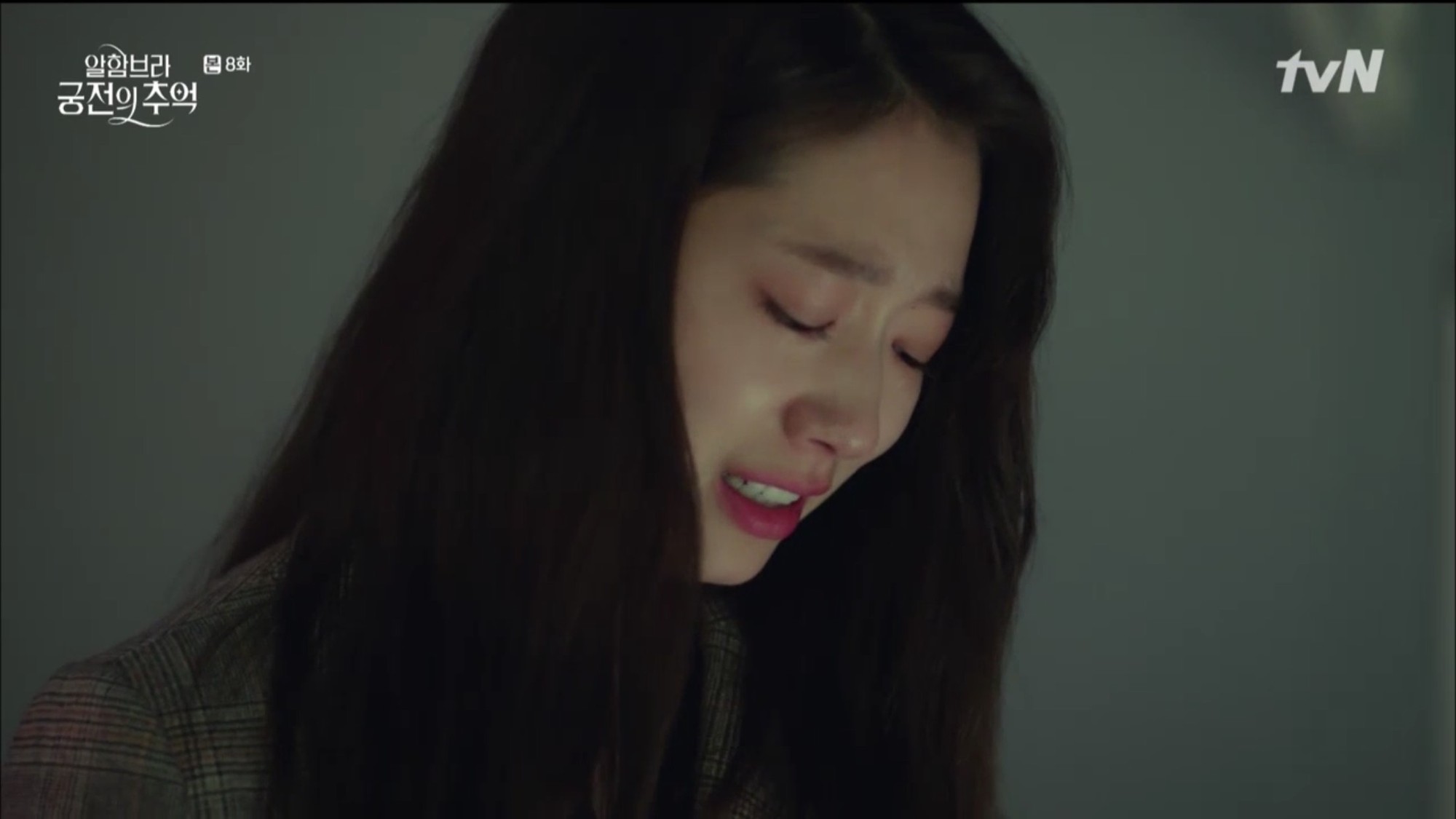 Khán giả bị nhử đến mệt lừ bằng những cú lừa thượng hạng trong Hồi Ức Alhambra Khán giả bị nhử đến mệt lừ bằng những cú lừa thượng hạng trong Hồi Ức Alhambra