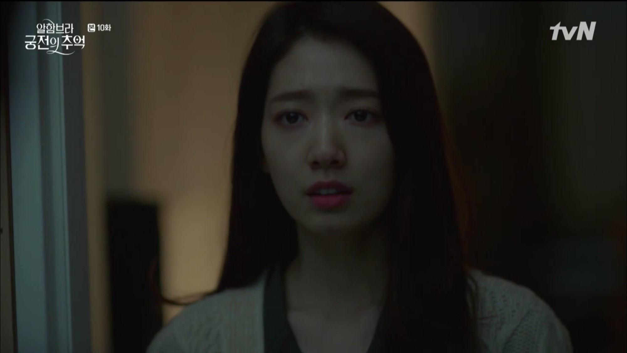 Khán giả bị nhử đến mệt lừ bằng những cú lừa thượng hạng trong Hồi Ức Alhambra Khán giả bị nhử đến mệt lừ bằng những cú lừa thượng hạng trong Hồi Ức Alhambra