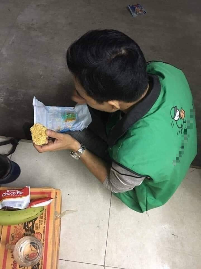 Sau chuyến giao hàng định mệnh, hành động và câu nói này của anh shipper khiến nhiều người suy ngẫm