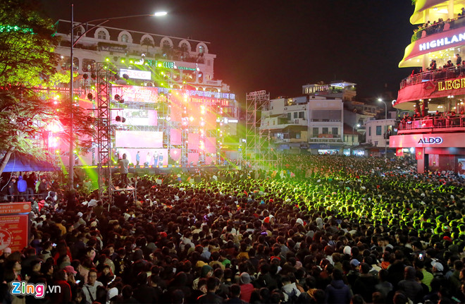 Bầu trời Sài Gòn rực sáng pháo hoa chào năm 2019