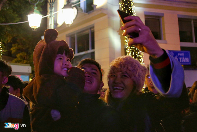 Bầu trời Sài Gòn rực sáng pháo hoa chào năm 2019