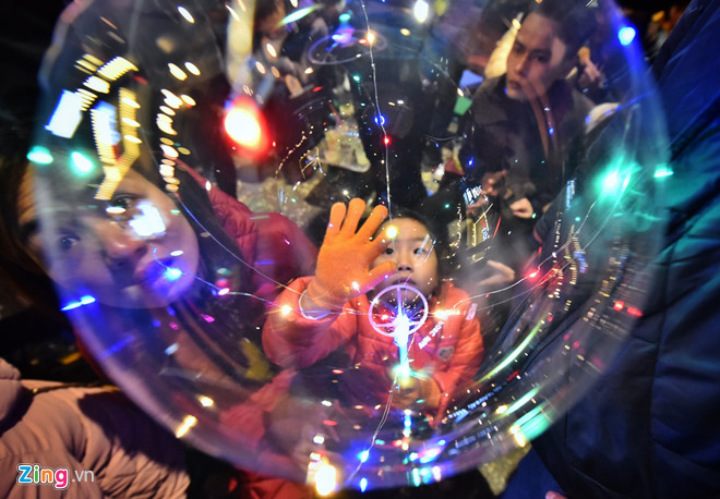 Bầu trời Sài Gòn rực sáng pháo hoa chào năm 2019