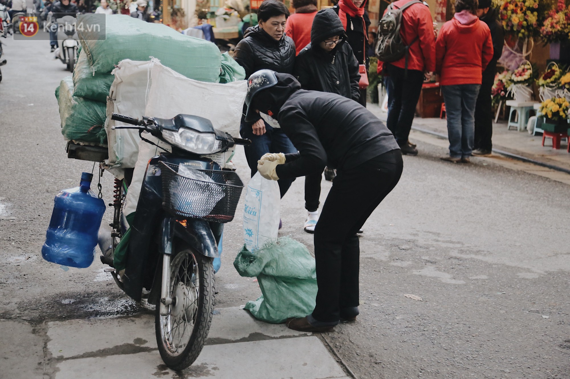 Người lao động cắn răng mưu sinh giữa trời giá rét 11 độ C ở Hà Nội
