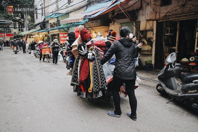 Người lao động cắn răng mưu sinh giữa trời giá rét 11 độ C ở Hà Nội