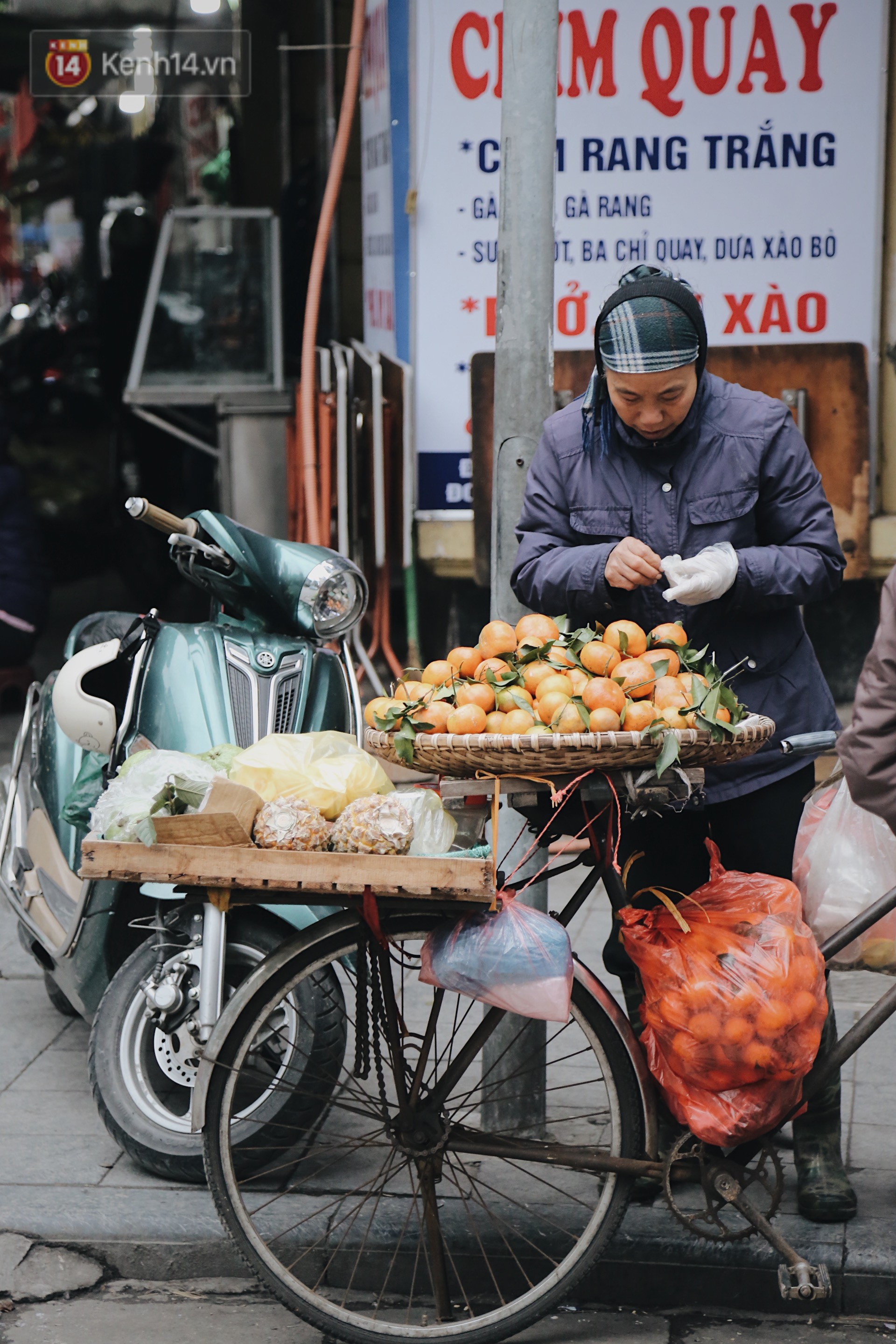 Người lao động cắn răng mưu sinh giữa trời giá rét 11 độ C ở Hà Nội