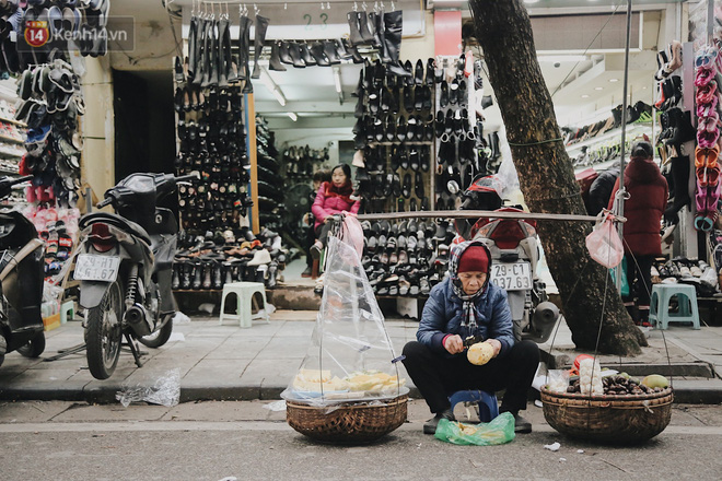 Người lao động cắn răng mưu sinh giữa trời giá rét 11 độ C ở Hà Nội