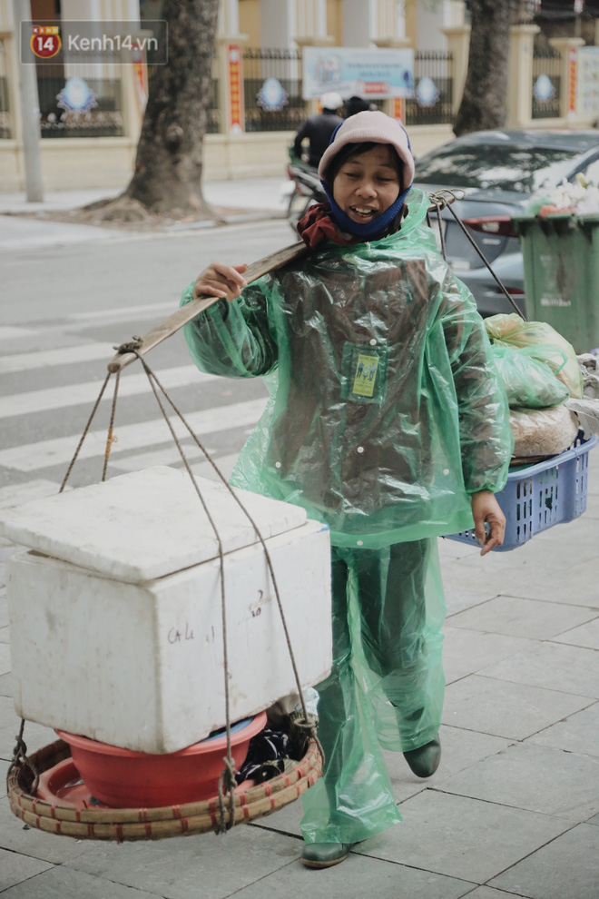 Người lao động cắn răng mưu sinh giữa trời giá rét 11 độ C ở Hà Nội
