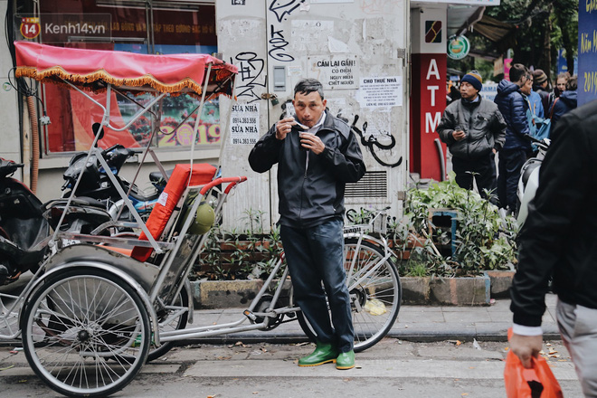 Người lao động cắn răng mưu sinh giữa trời giá rét 11 độ C ở Hà Nội