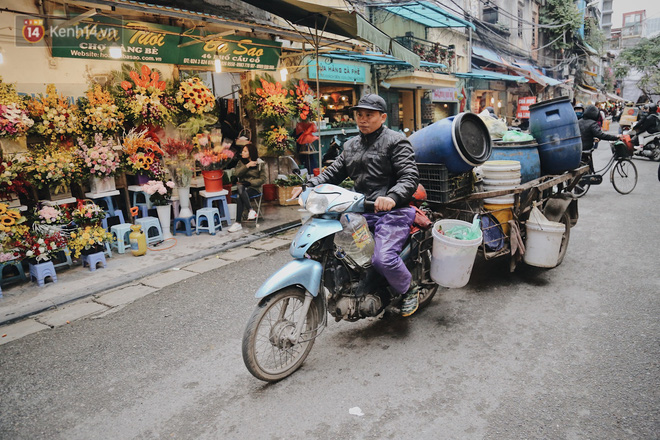 Người lao động cắn răng mưu sinh giữa trời giá rét 11 độ C ở Hà Nội