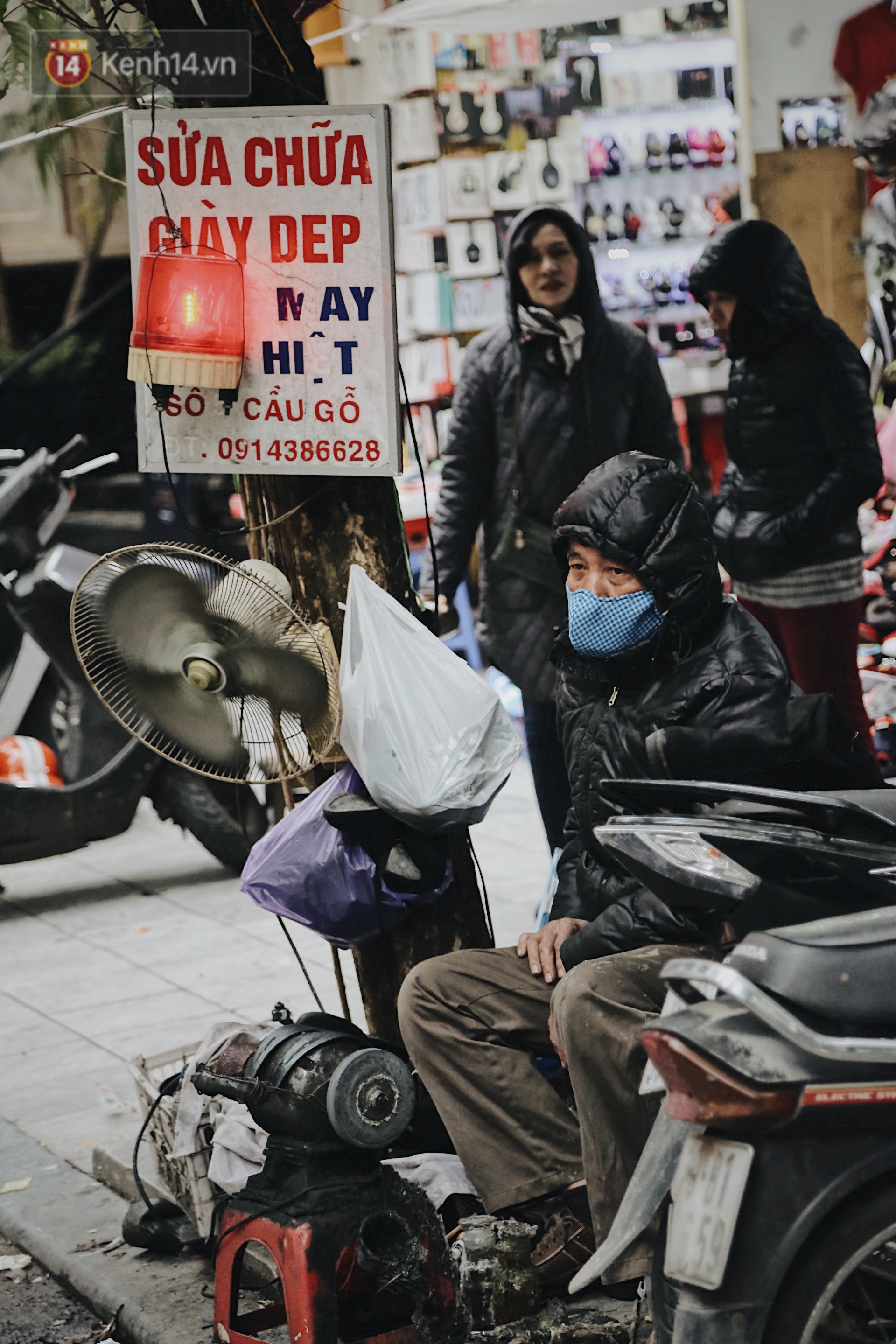 Người lao động cắn răng mưu sinh giữa trời giá rét 11 độ C ở Hà Nội