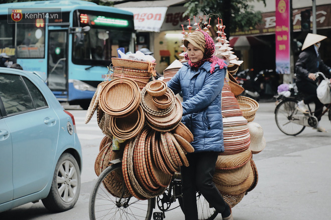 Người lao động cắn răng mưu sinh giữa trời giá rét 11 độ C ở Hà Nội