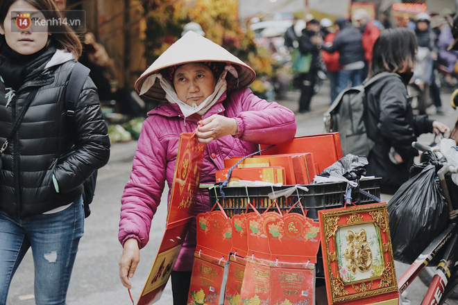 Người lao động cắn răng mưu sinh giữa trời giá rét 11 độ C ở Hà Nội