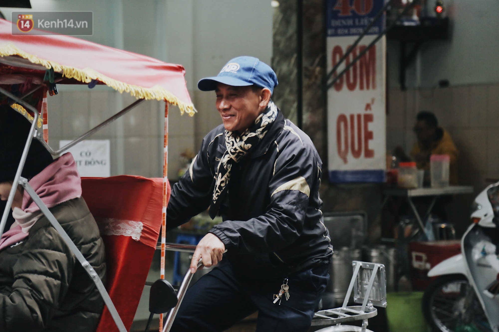 Người lao động cắn răng mưu sinh giữa trời giá rét 11 độ C ở Hà Nội