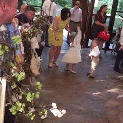 Cười sái cả hàm với 10 màn phá bĩnh đám cưới của những thiên thần phù dâu, phù rể nhí