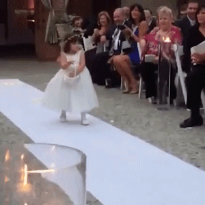 Cười sái cả hàm với 10 màn phá bĩnh đám cưới của những thiên thần phù dâu, phù rể nhí