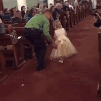 Cười sái cả hàm với 10 màn phá bĩnh đám cưới của những thiên thần phù dâu, phù rể nhí