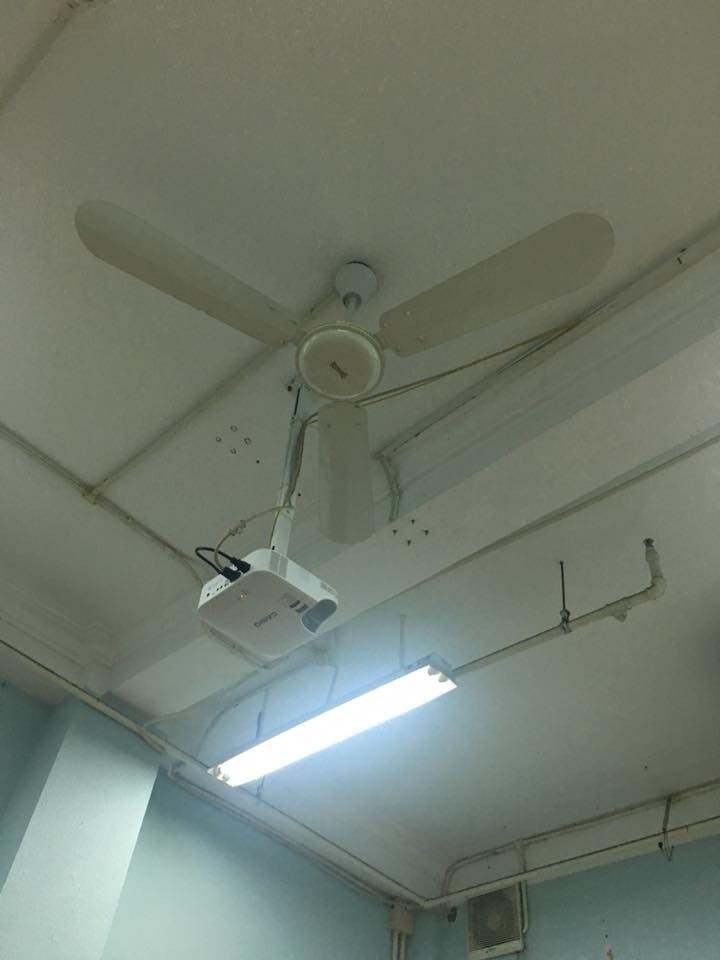 Thời đi học có một nỗi lo vừa buồn cười vừa kinh hoàng đáng sợ mang tên quạt trần rơi vào đầu