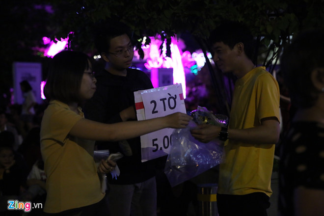 Bầu trời Sài Gòn rực sáng pháo hoa chào năm 2019